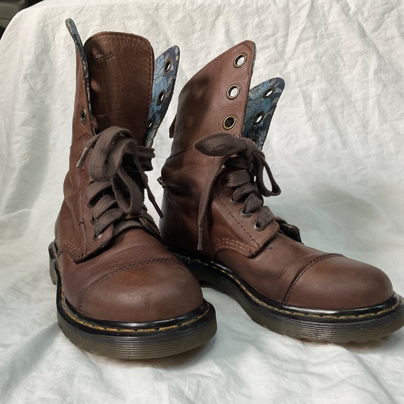 Dr. Martens Aimilita 9-eye Triumph Boots with Fold-down Floral Lining (size 7) - Picture 2 of 10